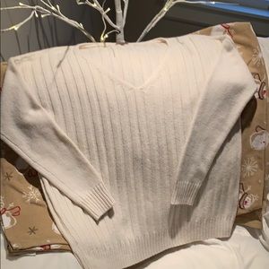 Gap cream colored v neck sweater SZ M